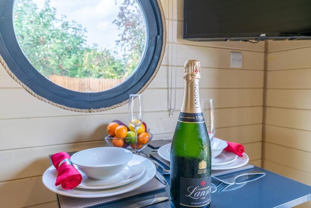 Apple - Luxury Cabin In The Cotswolds Villa Alderton  Kültér fotó